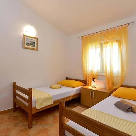 Pet Friendly Apartament Starigrad Paklenica